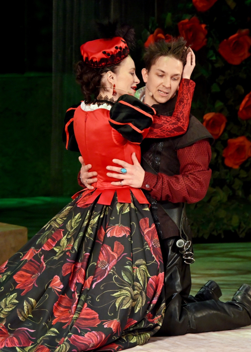 В Калужском драмтеатре состоялась премьера комедии по пьесе Лопе де Вега «Хитроумная влюблённая», написанной великим драматургом почти 400 лет назад. Культура Калужской области